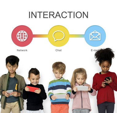 küçük çocuklar dijital cihazlar kullanarak