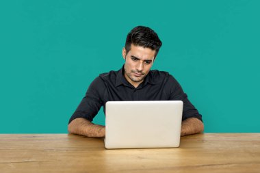 Stüdyoda poz veren adam