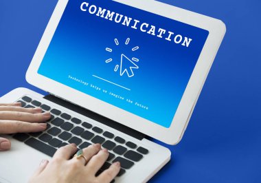 Dizüstü bilgisayarda yazan kadın klavyesi