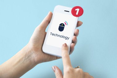 Akıllı telefon tutan kadın 