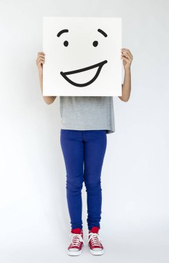 kişi holding afiş. 