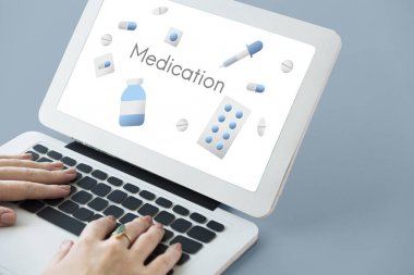 Dizüstü bilgisayarda yazan kadın klavyesi