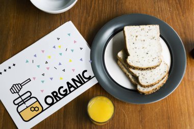 plaka üzerinde meyve suyu ve ekmek dilimleri