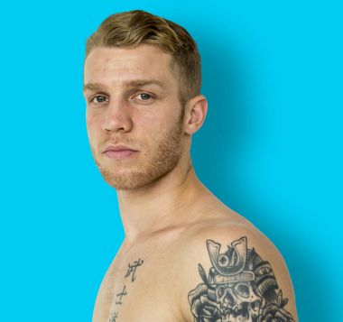 çıplak göğüs ile ciddi adam