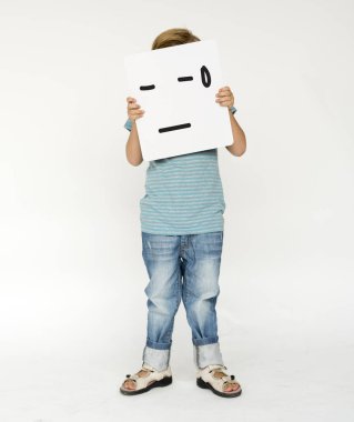 Kağıt afiş tutan kişi