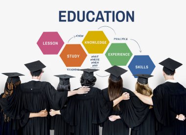 Mezuniyet kapaklar ve önlük giyen öğrenciler