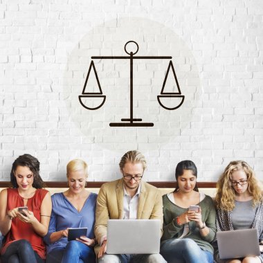 Dijital aygıtlar kullanan insanlar