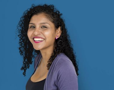 Kıvırcık saçlı genç kadın. 