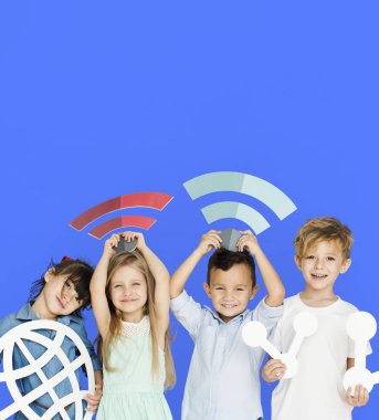  Teknoloji sembolleri tutan çocuk