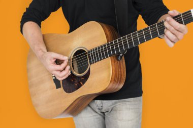 Gitarda çalan adam