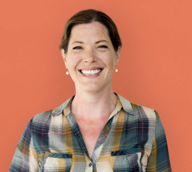 Olgun kadın gülümsüyor 