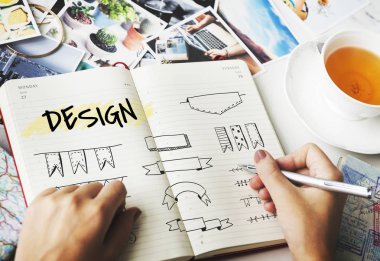 Günlüğe notlar yazan kadın