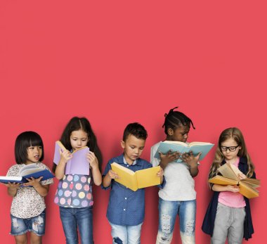 Çocuklar kitap okuyor.