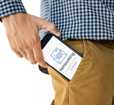 Erkek el smartphone cebine koyarak
