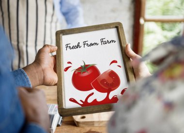 İnsanlar tutar tabela