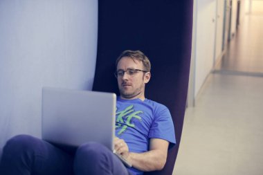 ofiste çalışan gözlüklü adam