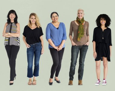 Gülümseyen kadın stüdyoda ayakta 