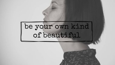 stüdyoda düşünceli kadın