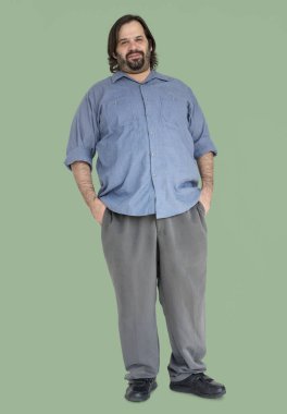 Elleri ceplerinde duran adam