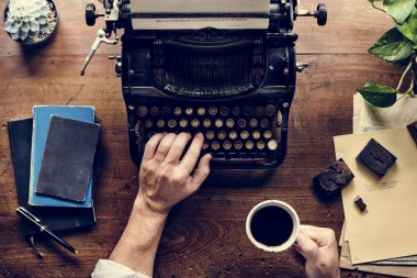 Klasik daktiloda yazan erkek eller