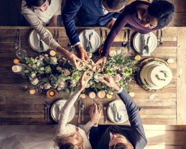 İnsanlar düğün masada kutlamak 