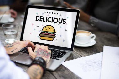 Dizüstü bilgisayarda çalışan kadın