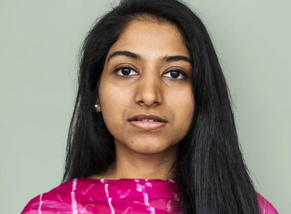 Серйозна молода доросла індійська жінка — стокове фото