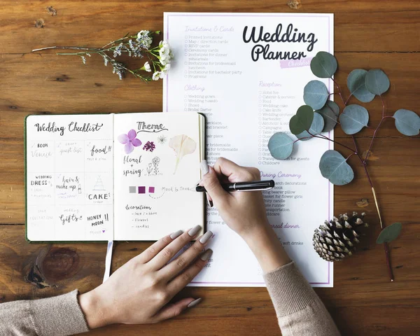 Hände checken Hochzeitsplaner-Notizbuch — Stockfoto