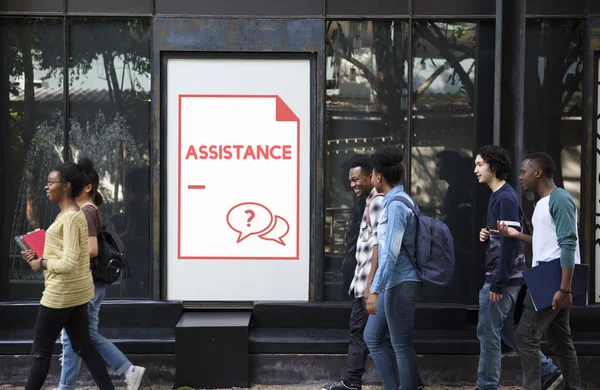 Multietniskt studenter vandrar i gatan — Stockfoto