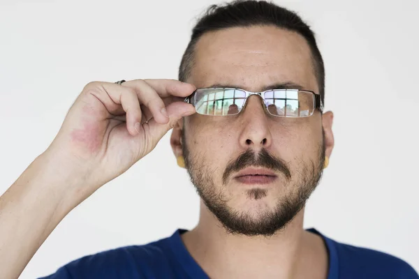 Homem tocando óculos — Fotografia de Stock