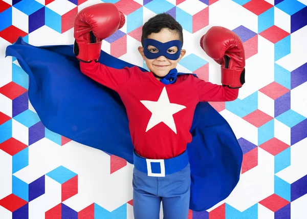 Niño vistiendo traje de superhéroe —  Fotos de Stock