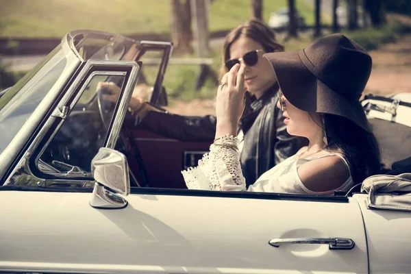 Mujeres conduciendo un coche — Foto de Stock