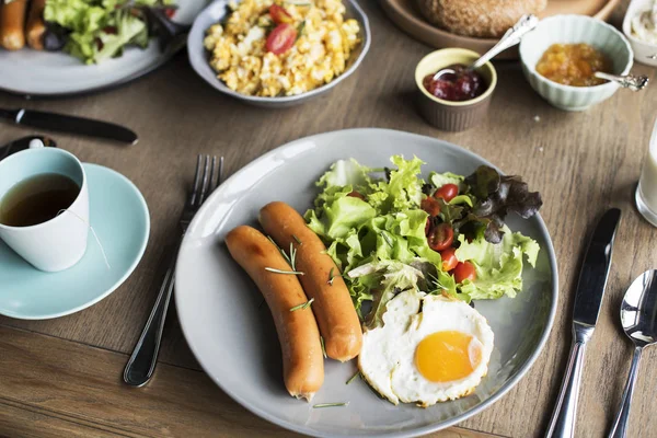 Café da manhã com salsichas e ovo frito — Fotografia de Stock