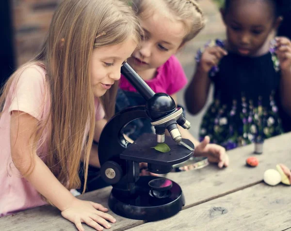 Barn lärande vetenskap med Mikroskop — Stockfoto