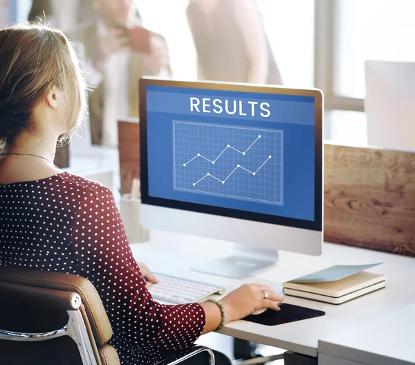 Businesswoman working on computer — Stock Photo, Image