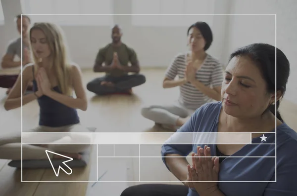 Diversità Persone che fanno esercizi di yoga — Foto Stock