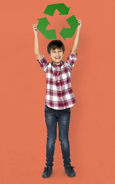 Niño con signo de reciclaje — Foto de Stock