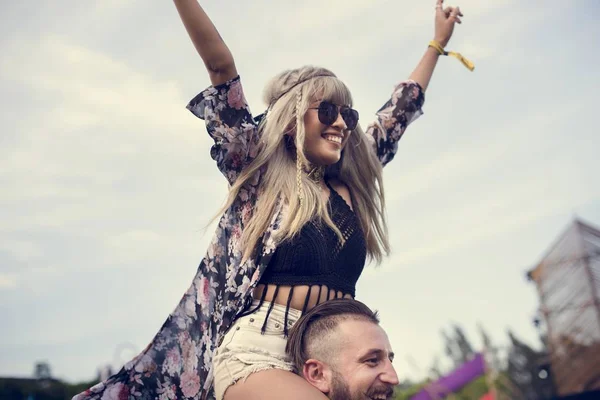 Lidé se těší hudební festival — Stock fotografie