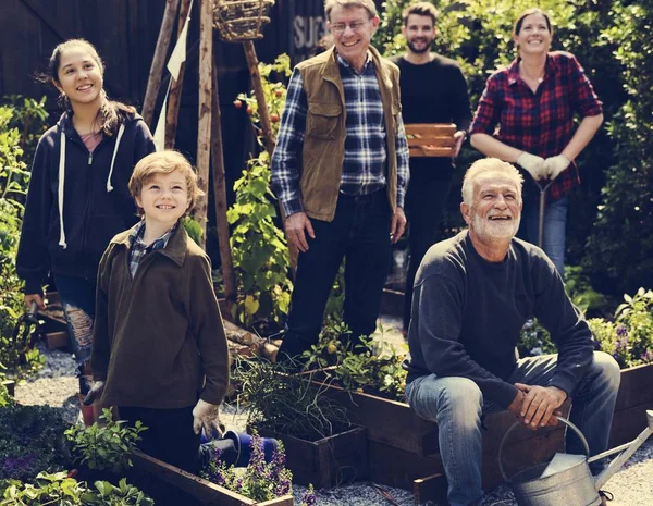 Menschen auf dem örtlichen Gemüsebauernhof, — Stockfoto