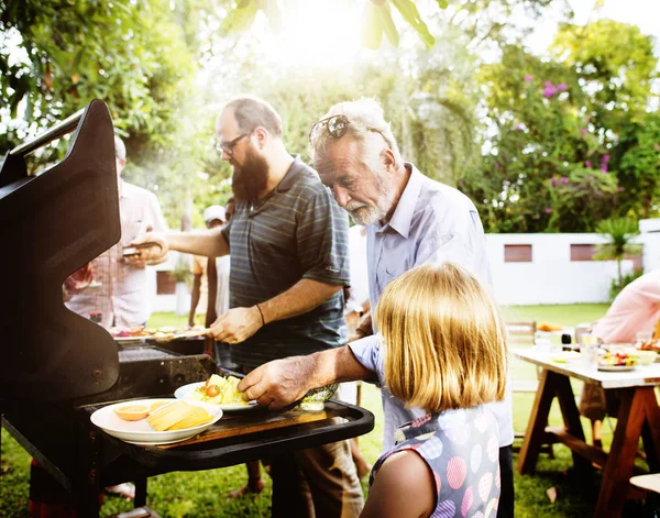 Famiglia che fa festa barbecue — Foto Stock