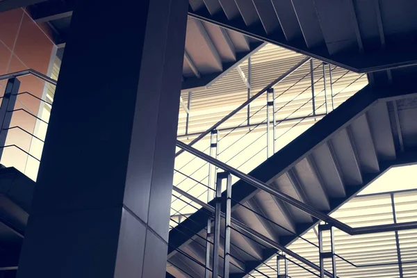 Επιχείρηση κτίριο με σκάλες σιδήρου — Φωτογραφία Αρχείου