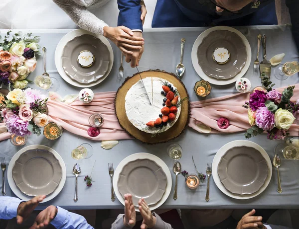 Pastel de corte de pareja recién casada — Foto de Stock