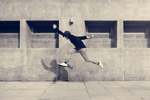 Asiatico uomo jumping su strada — Foto Stock