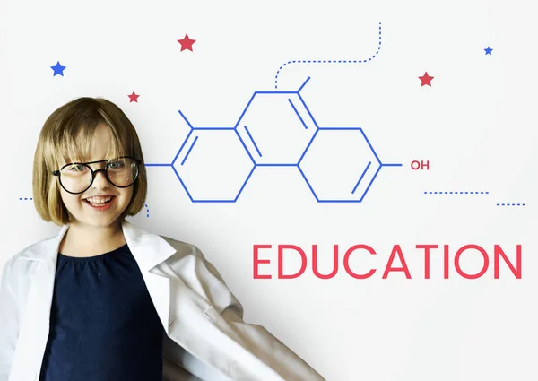 Flickan bär glasögon och lab coat — Stockfoto