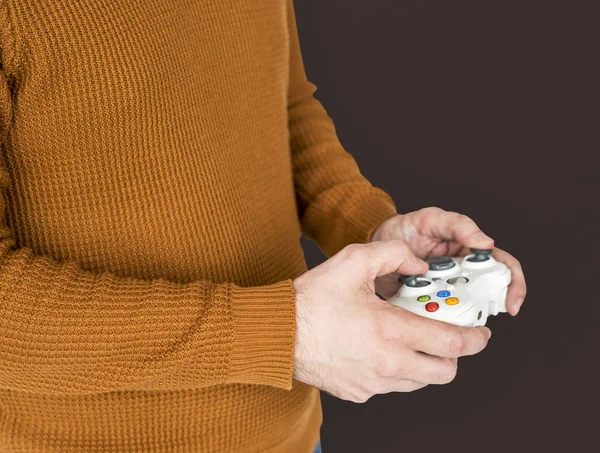 Homem segurando controlador de jogo — Fotografia de Stock