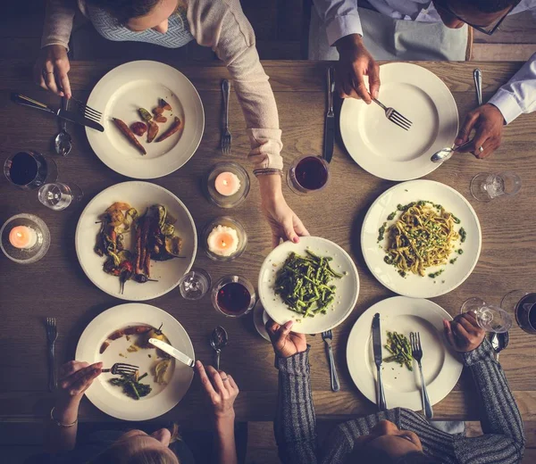 Pessoas comendo em restaurante — Fotografia de Stock