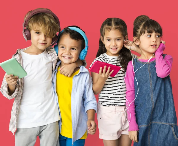 Bambini che ascoltano musica — Foto Stock