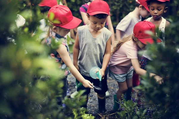 Los niños pasan tiempo en el jardín — Foto de Stock