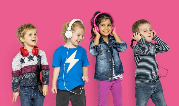 Crianças usando fones de ouvido — Fotografia de Stock