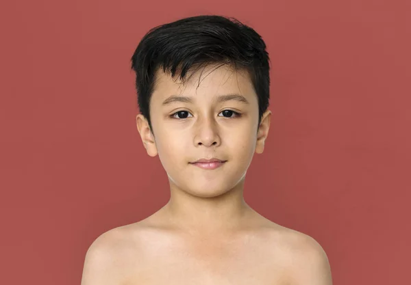 Liten pojke med nakna bröst — Stockfoto